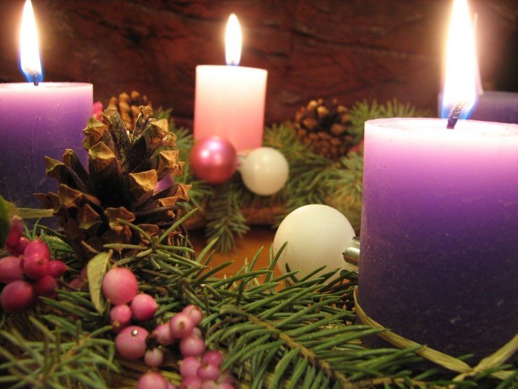 Advent-krans-tinker-med-olika-bär-gran-grenar-naturmaterial-doftande ljus