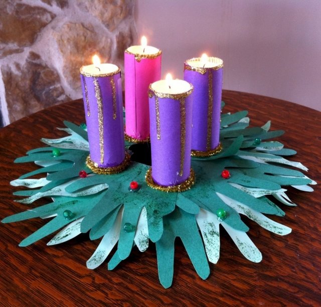 Ljust färgad adventsdekoration trend DIY adventskrans iögonfallande i lila-lila-grön