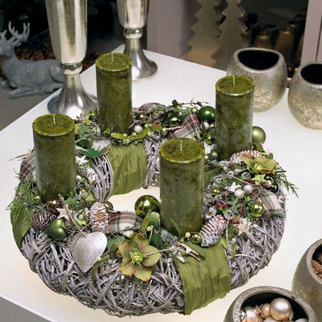 Naturtrend-DIY-Advent-krans-tinker-tider-annorlunda-rund-bas-gröna-ljus-julgranbollar