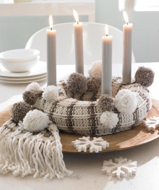 Stickad halsduk-rund-advent-krans-tinker-advent-dekoration-grädde-och-natur-toner