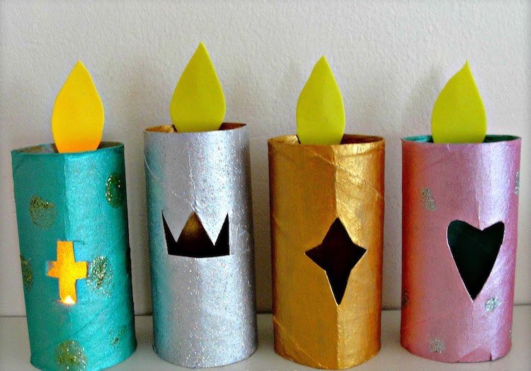 Tinker adventskrans med barn dekorerar toalettpappersrullar