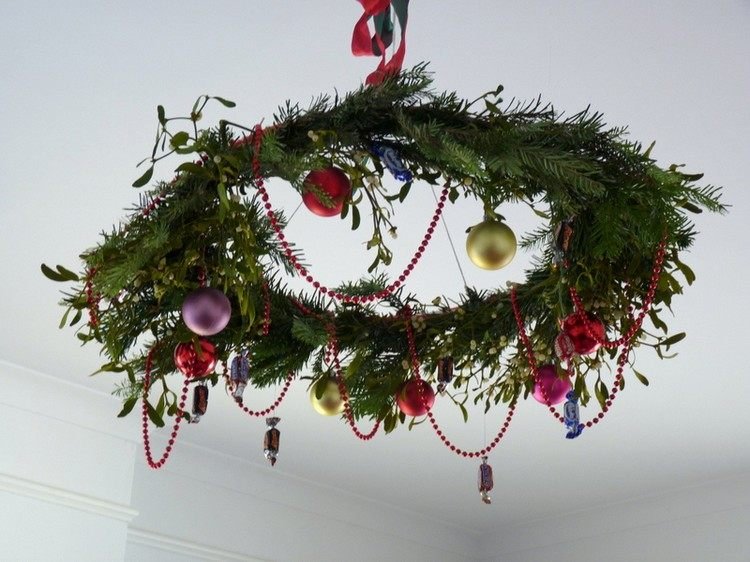 adventskrans-hängande-pysslande-grenar-julgranpynt-godis-pärlkrans