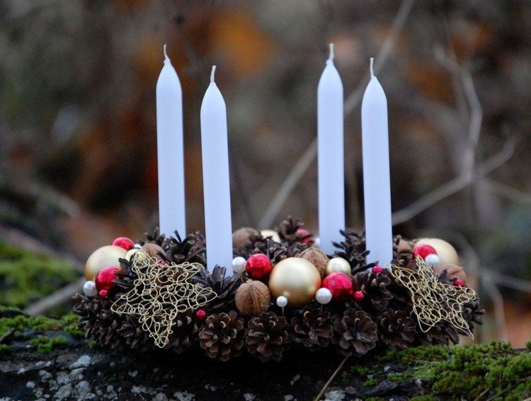 advent-krans-hängande-idéer-tall-kotte-bollar-guld-rött