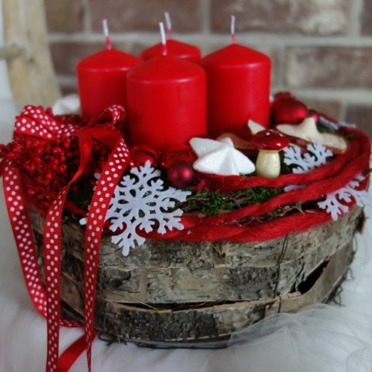 adventskrans med ljus röda snöflingor svamp rustika barkband