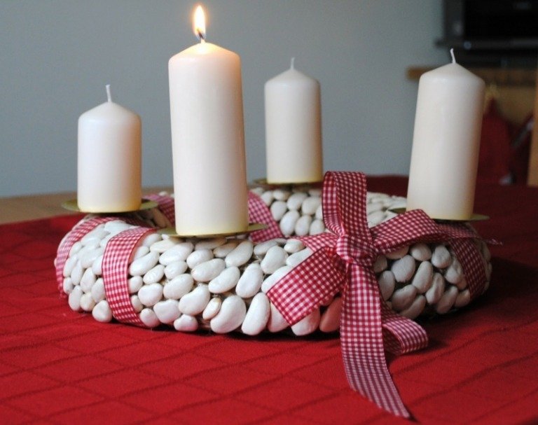 adventskrans med ljus vita bönor hantverksidéögla röd vit