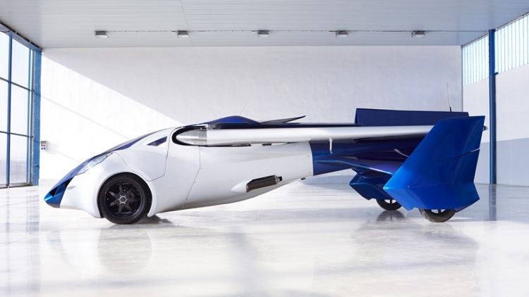 aeromobil Den första flygande bilen med fällbara vingar