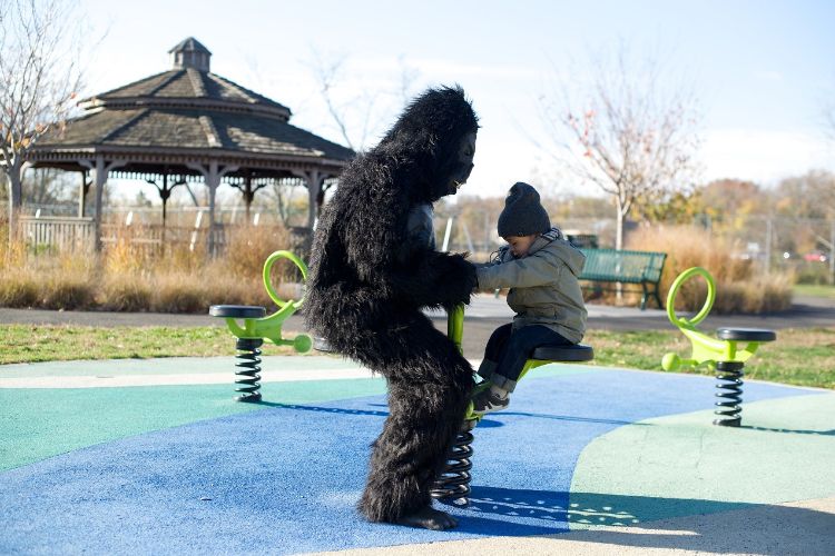 gorillakostym barn gunga roa park solig dag