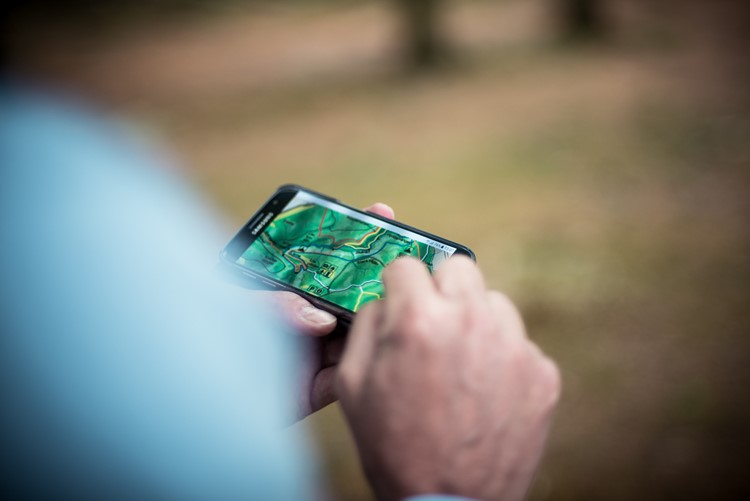 Idé för sommarhobby - geocaching med en GPS -aktiverad smartphone