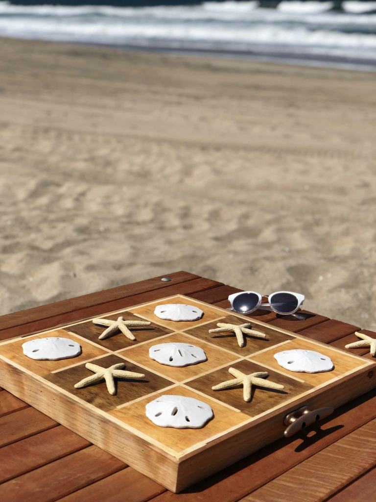 Strandaktiviteter Spel Tic Tac Toe -spel Samlar snäckskal