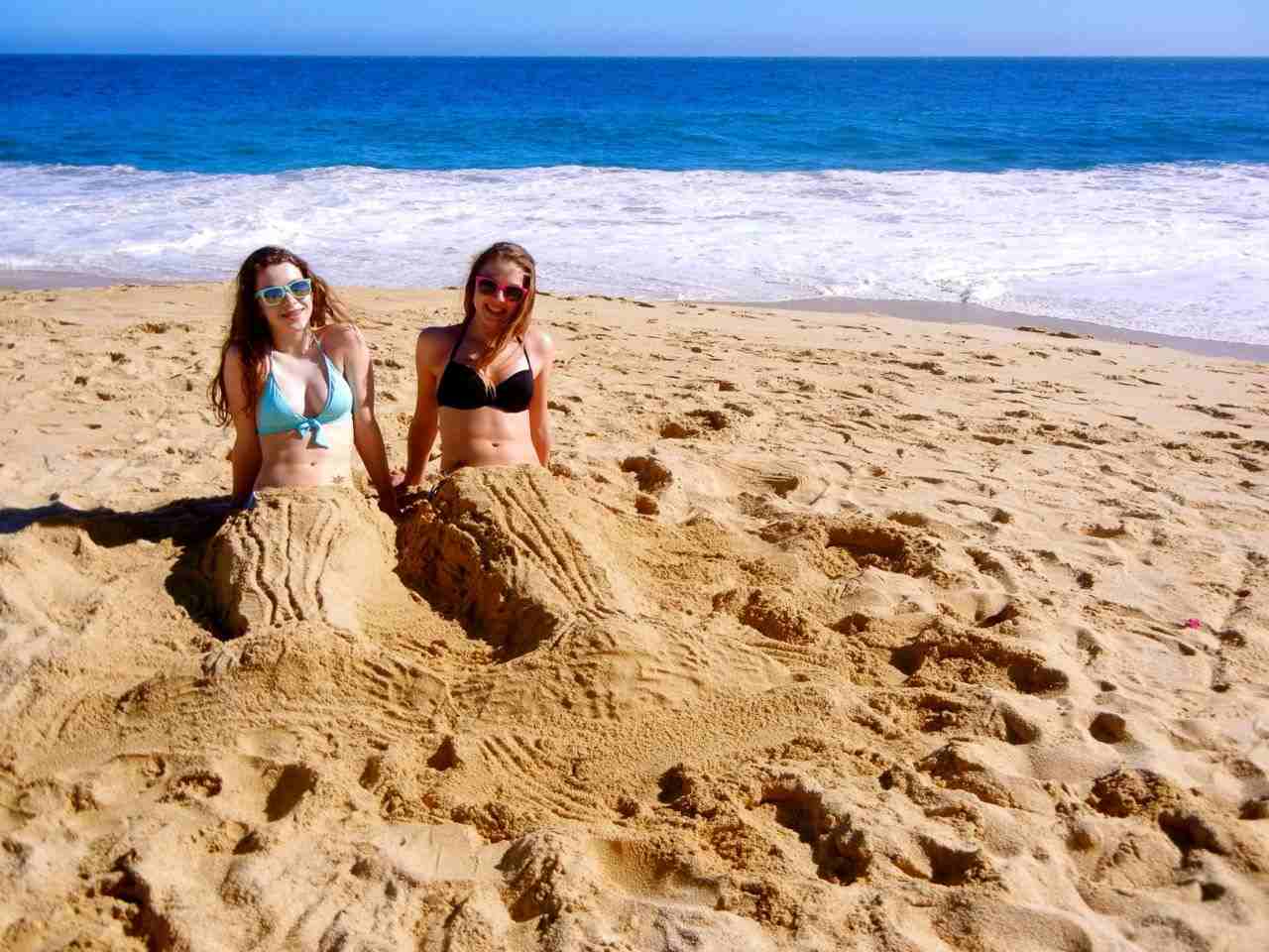 Strandaktiviteter sjöjungfrubyggnad från sand sommarlov