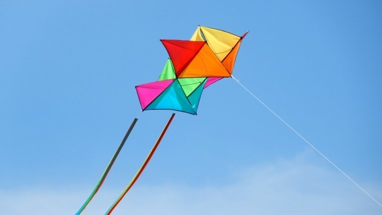 Strandaktiviteter Kite flygande roliga spel för sommarlov med barn