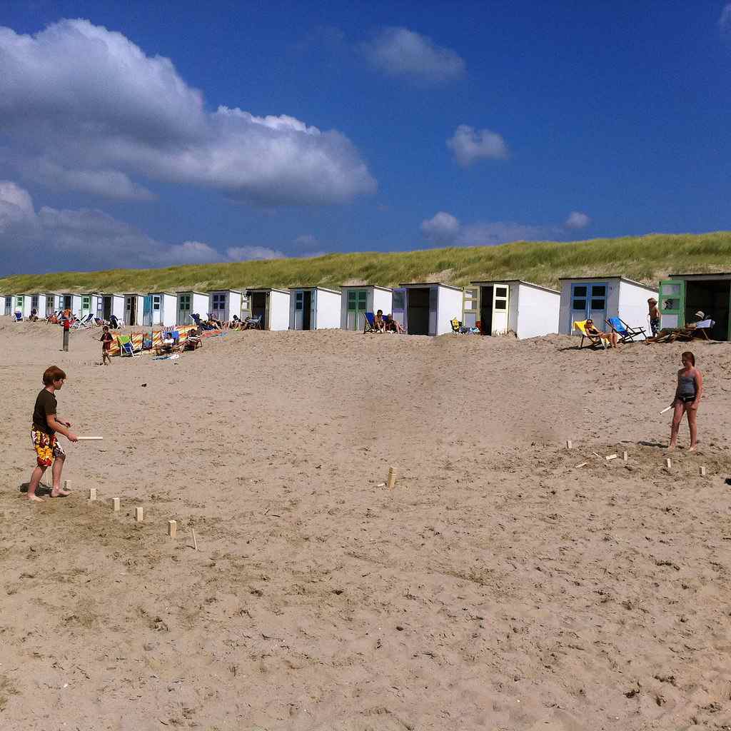 Sommarlov kubb kast spel på stranden spela trä spel