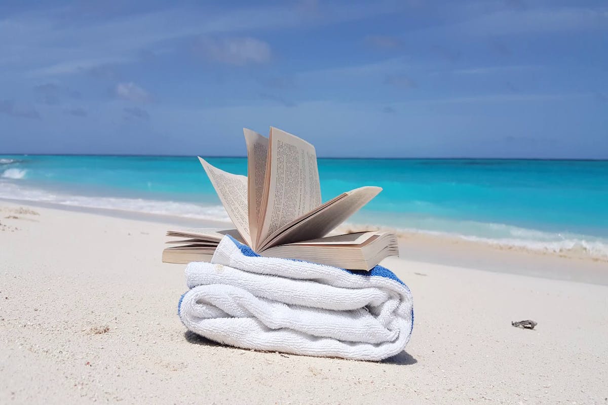 Strandaktiviteter vuxen läsbok sommar semester koppla av på stranden