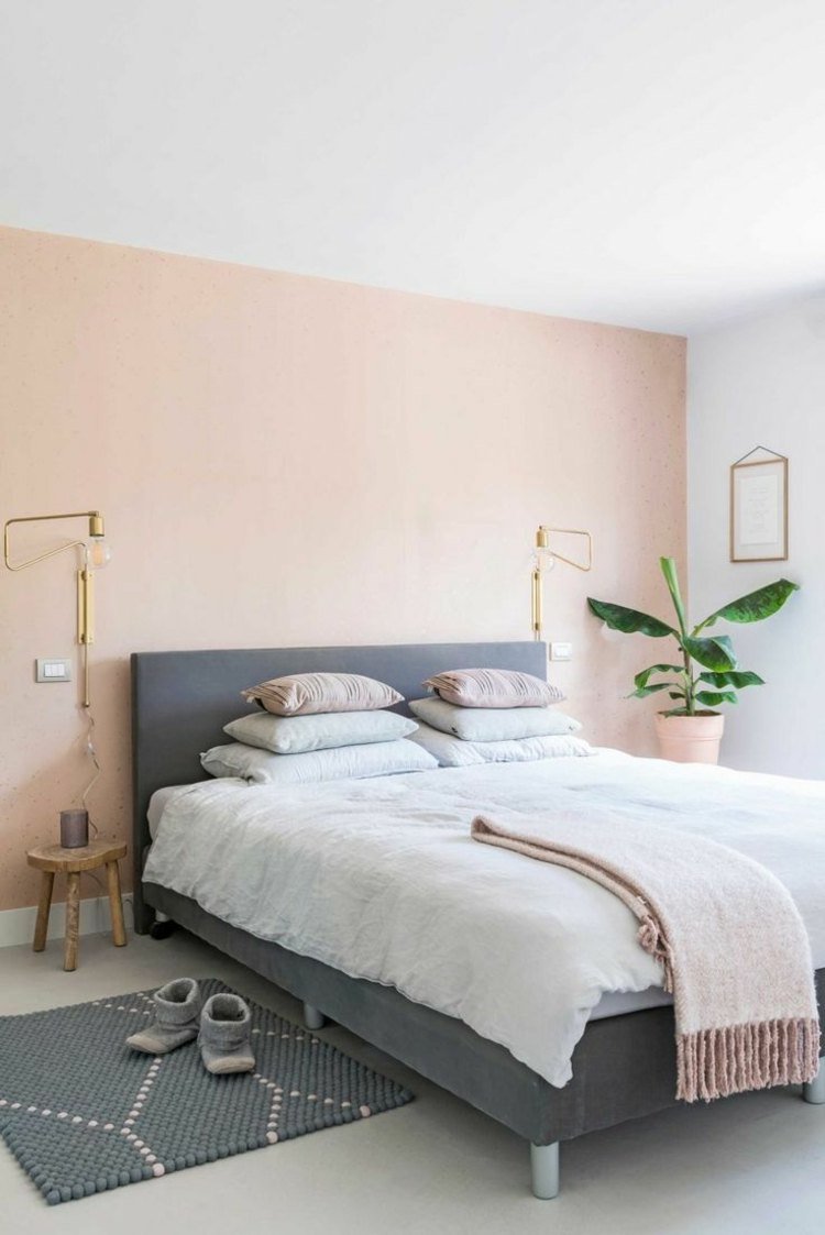 Sovrumstrender peach accent väggfärg grå möbler