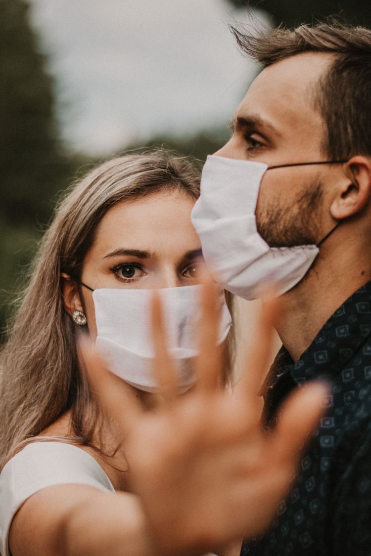 man och kvinna med skyddsmasker under covid 19 -pandemin