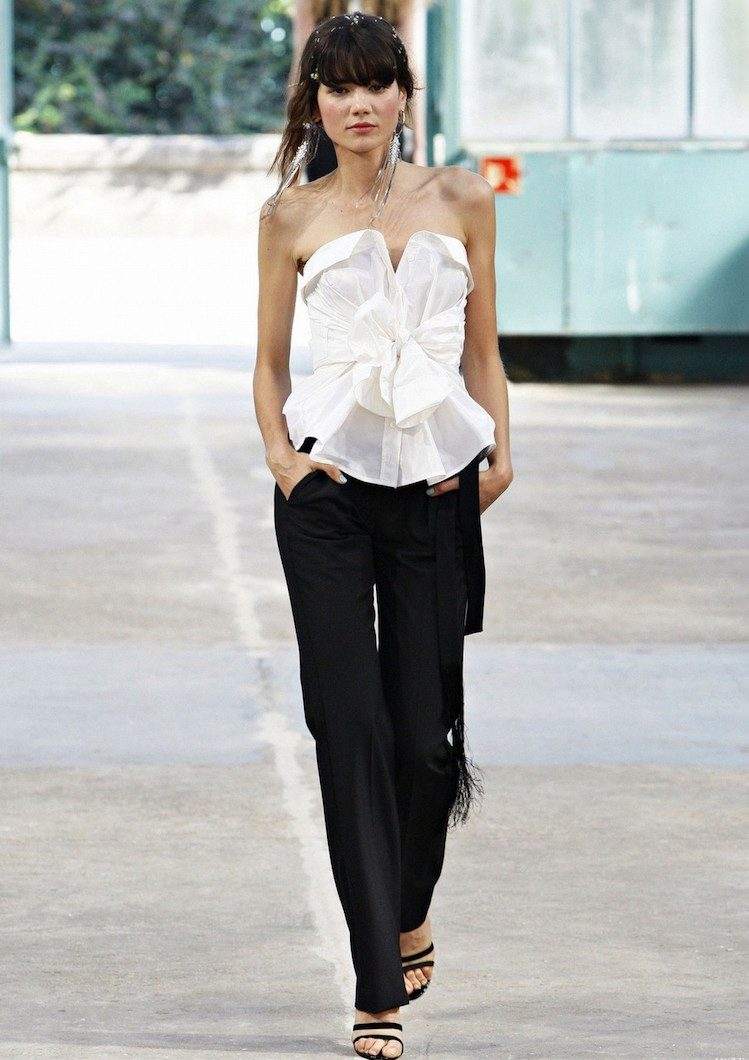 nuvarande-mode-trend-dam-skjorta-vit-catwalk-topp-axelbandslös