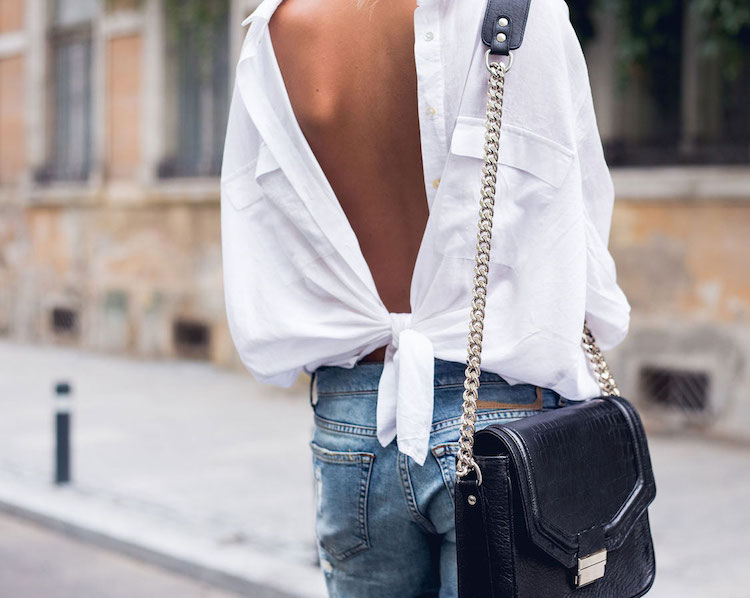 Nuvarande modetrend-damskjorta-vit-jeans-street-stil