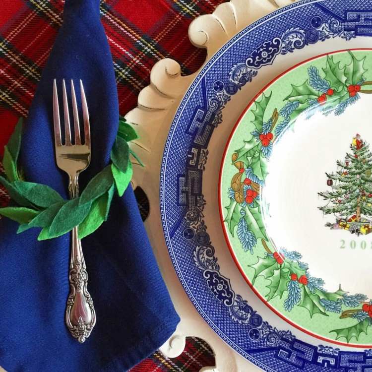 juldekoration porslin blå vit traditionell bordsdekoration