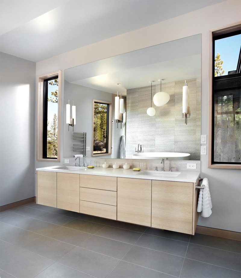 accent vägg sten modernt badrum tvättställ ljus trä spegel stor