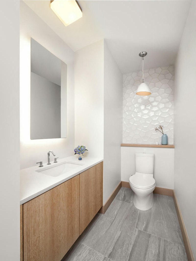 accentvägg sten geometriska plattor design vit toalett
