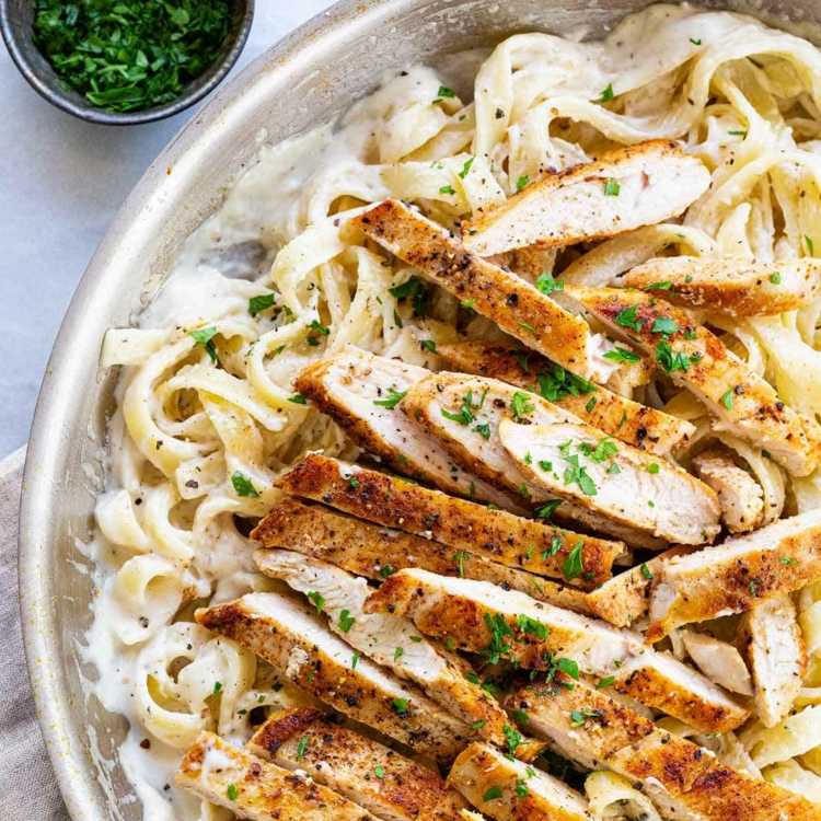 Kyckling Alfredo - Läcker grädde och ostsås med stekt kyckling