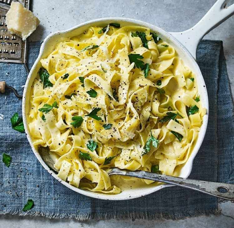 Förbered Alfredosås för pasta - 4 recept med och utan kött och vegan
