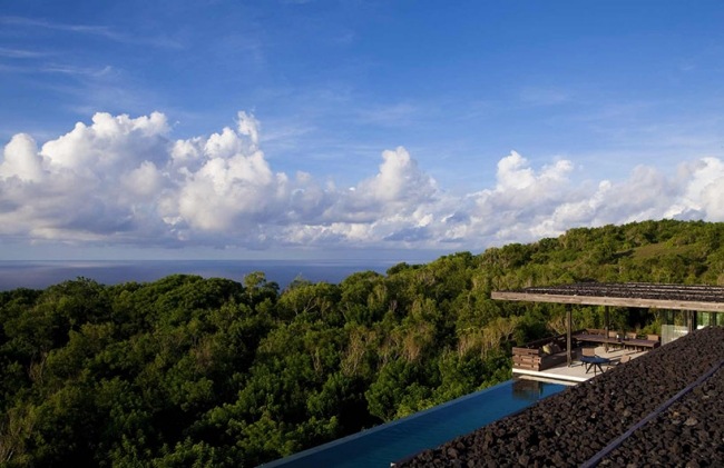 Alila fritidshus Bali infinity pool terrasser skog landskap
