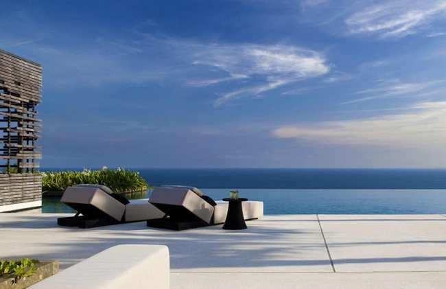 Alila semester villor Bali infinity pool horisont havet terrass ligger
