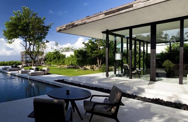 Alila semestervillor i Bali terrass pool relaxavdelningar solstolar