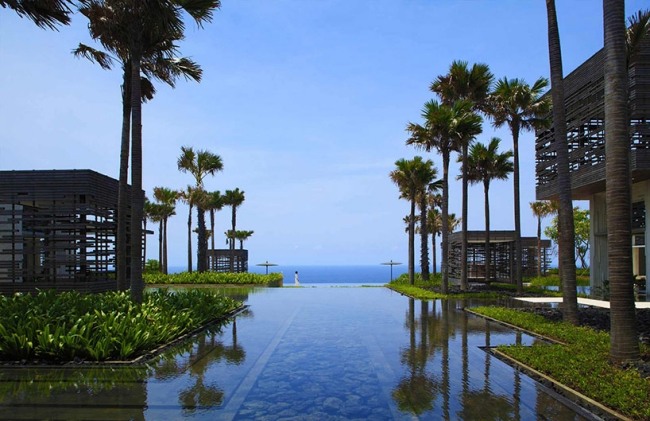 Alila semestervillor Bali infinity pool palmer havsutsikt
