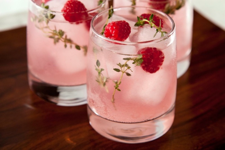 Melba gör uppfriskande alkoholfria cocktails själv