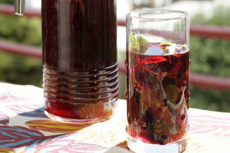 Förbered läckra cocktails Aqua de Jamaica