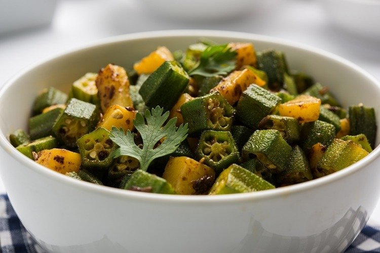 Bhindi -recept med okra och potatis