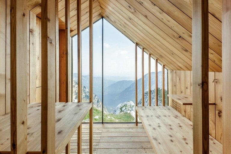 alpin koja trä inre sängar fönster utsikt