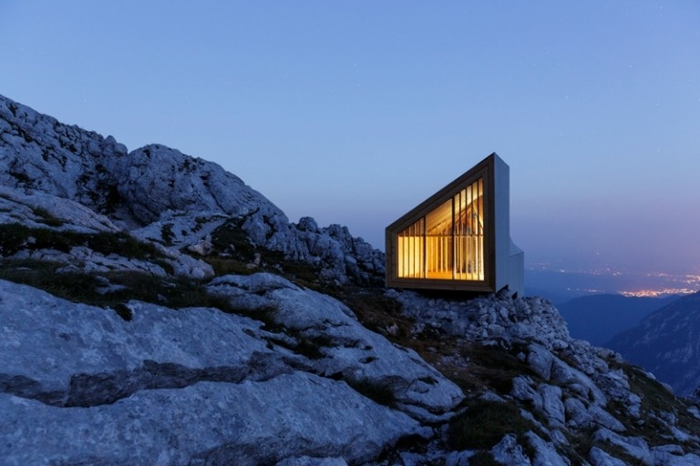 alpin hydda med trä inredning slovenien belysning modern design