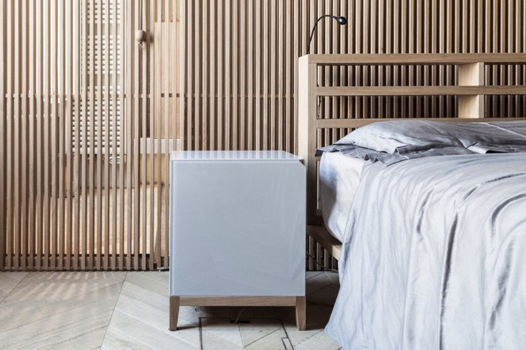 Gammal-ny-möblering-levande-stil-blandning-sovrum-skiljevägg-vägg-lameller-trä