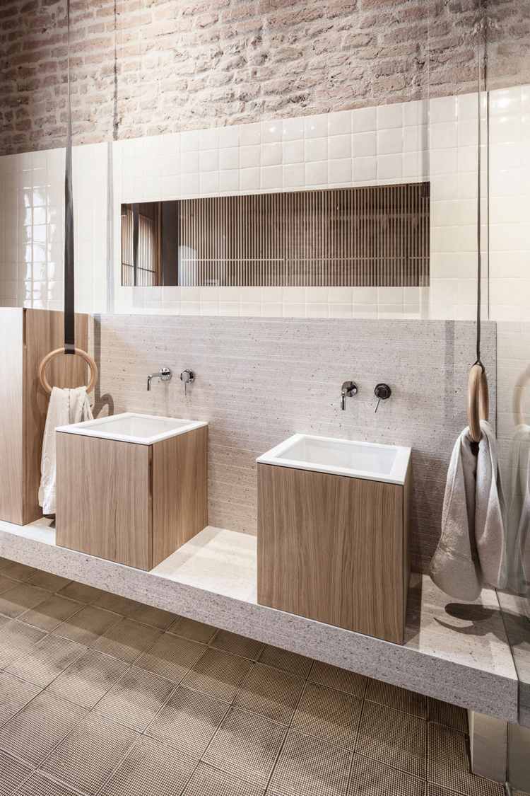 Gammal-ny-möblering-levande-stil-blandning-badrum-tvätt-kolumn-natursten-klinker