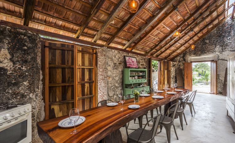 Gamla och nya hacienda interiör matsal grova väggar modern design
