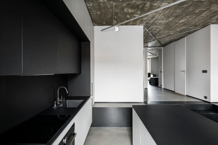 minimalistiskt kök svartvit modern utrustning handfat kran väggskåp köksö