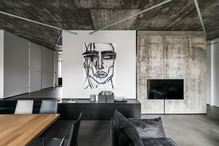 vardagsrum matbord plattskärms -tv konstverk målning betongvägg hall entrédörr