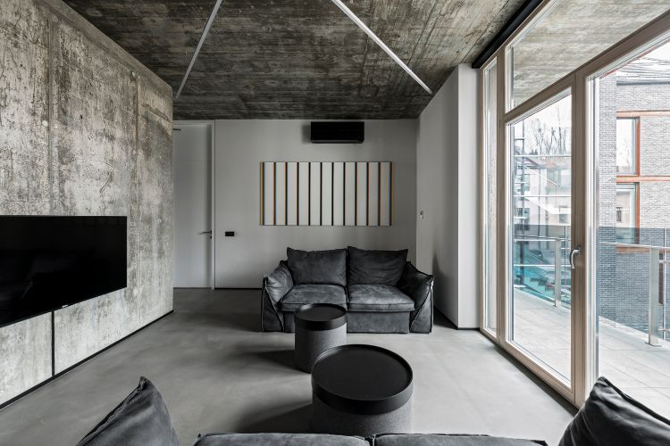 Renovera gamla byggnadsidéer minimalistisk design betongväggar svartvit bild ränder soffa glasdörrar utsikt terrass balkong