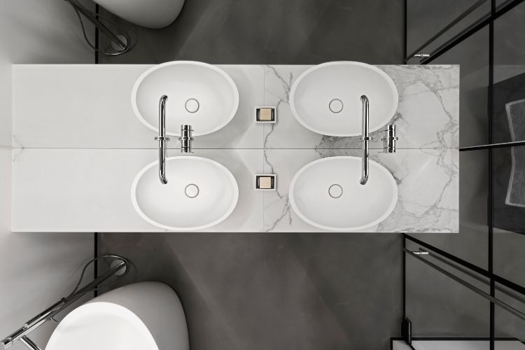 gammal byggnad renovera idéer minimalistisk design marmorplattor plattor sjunker spegel