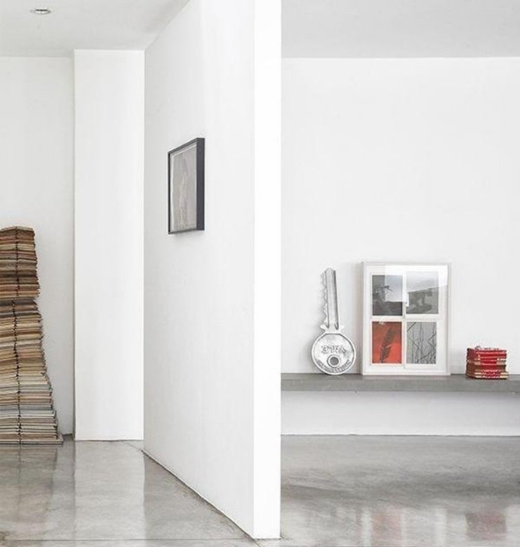 Gammal fönsterdekoration-minimalistisk-vit-betong-golv-modern-design-interiör
