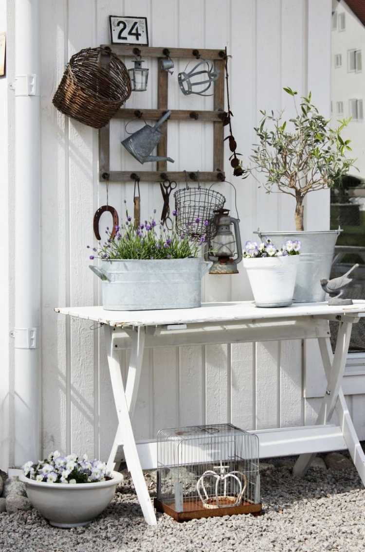 gammalt fönster-dekoration-grus-vit-hopfällbart-bord-lavendel-lantlig stil-planter-blommor