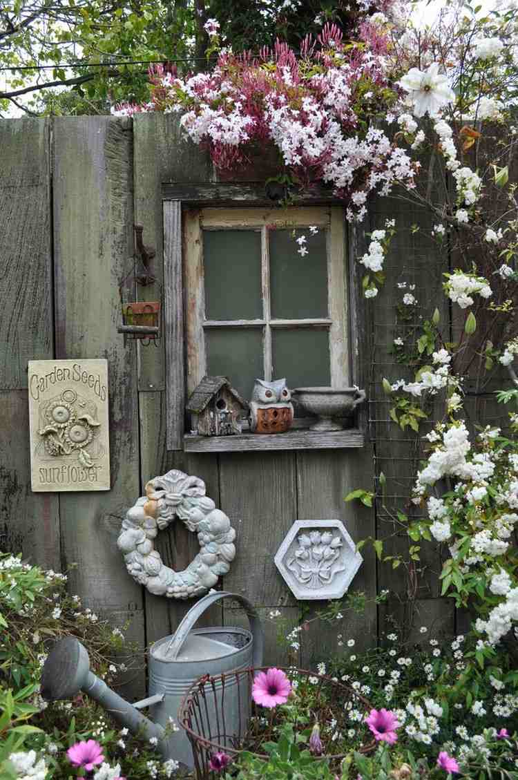 gammalt fönster-dekoration-trädgård-trä-staket-lantlig stil