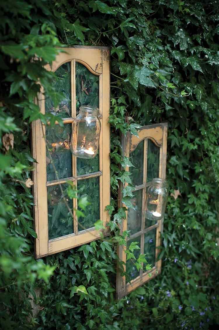 gammalt fönster-dekoration-trädgård-murgröna-grönt-staket-fönsterkarmar-glas-telys