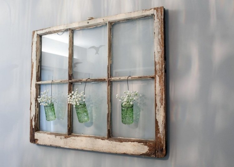 Gammalt fönster -dekoration-vaser-glas-blommor-hängande vägg