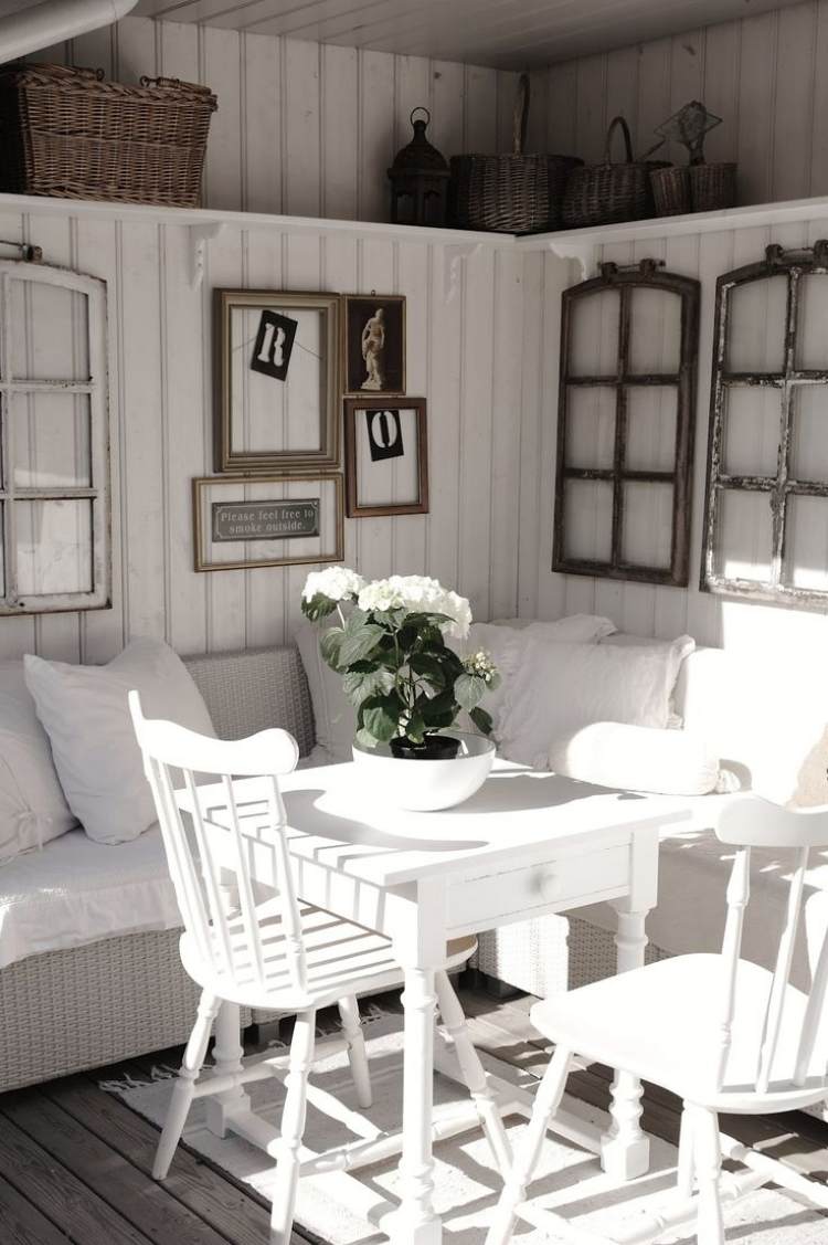 Gammalt fönster -dekoration-vintage-vitt-trä-sittgrupp-kudde-väggdekoration-stolar-väggbeklädnad