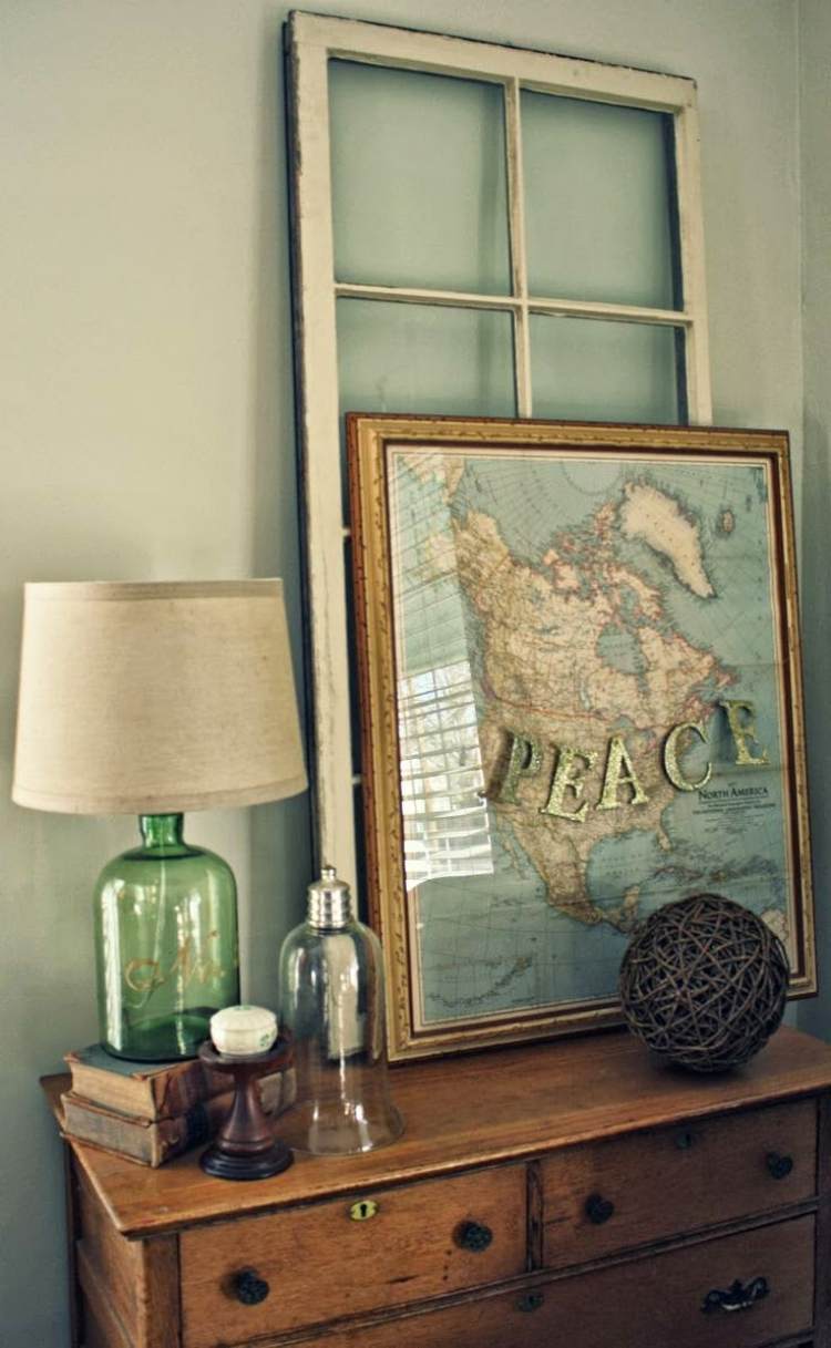 gammalt fönster-dekoration-karta-Europa-fred-byrå-vintage-bordslampa