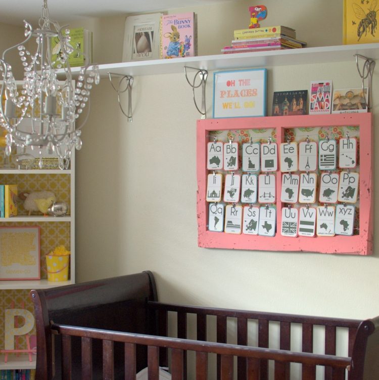 gammalt fönster-dekoration-baby-rum-spjälsäng-vägg-dekoration-bokstäver-kort-hängande